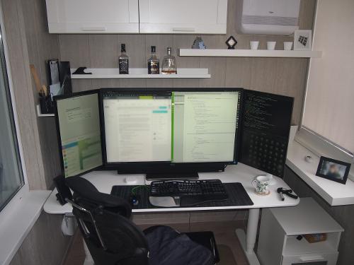 Скриншот: Рабочие место с тремя мониторами