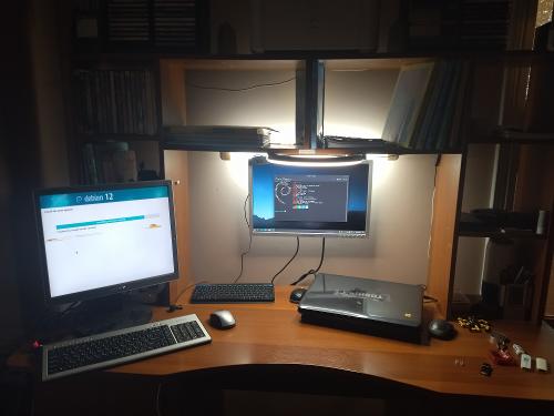 Скриншот: Debian в моей комнате везде